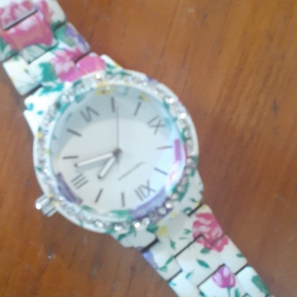 FLOWERY, FUN & FABULOUS WATCH - Picture 2 of 6
